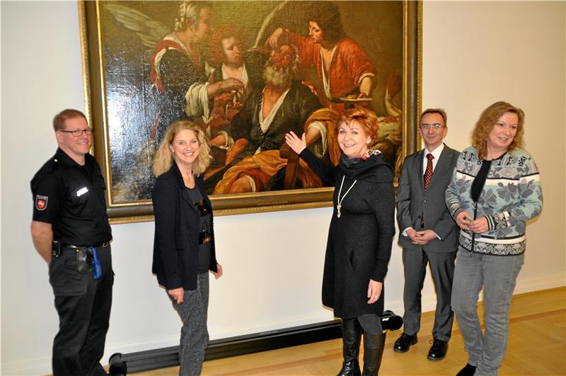Durchaus kunstinteressiert zeigt sich die niedersächsische Justizministerin Barbara Havliza (Mitte) beim Besuch des Amtsgerichts. Der stellvertretende Amtsgerichtsdirektor Rennig Duckstein (2.v.re.), Geschäftsstellenleiterin Astrid Hartwig (rechts) und Justizwachtmeister Lars Seiffert (links) führen die Ministerin durch das Gebäude. Begleitet wird sie bei ihrem Besuch im Oberharz von der Landtagsabgeordneten Petra Emmerich-Kopatsch (2.v.li.). Foto: Kirmse