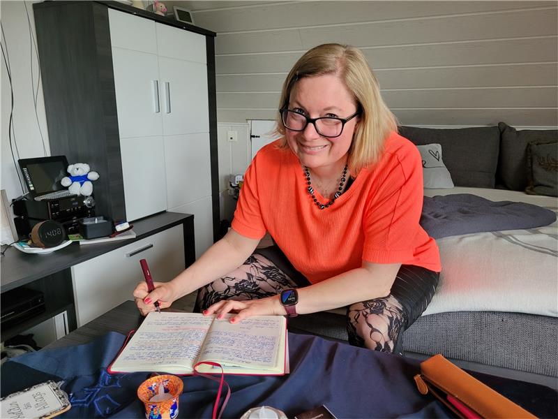 Bad Harzburgerin gibt Einblicke ins hassgeliebte Pflege-Chaos Durchs Tagebuchschreiben ist Sandra Kunstmann auf die Idee für ihr Buch gekommen. Foto: Exner