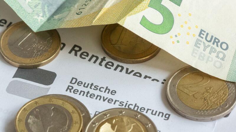 Durchschnittlich kommen Menschen in Deutschland nach 45 Versicherungsjahren im Schnitt auf eine Rente von 1.604 Euro. (Symbolbild)