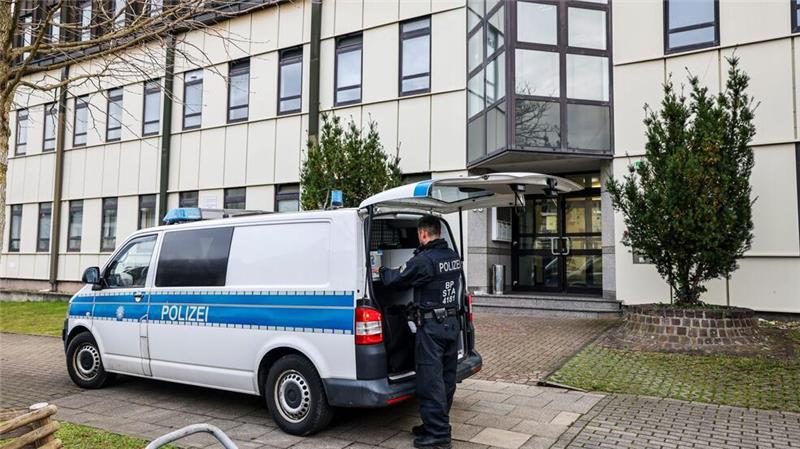 Großrazzia gegen irakisch-kurdisches Schleusernetzwerk Durchsucht wurde unter anderem in einer Flüchtlingsunterkunft in Essen.
