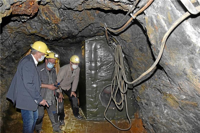 Durchzug im Stollen: Rammelsberg-Direktor Gerhard Lenz (von links), technischer Leiter Ralf Siegemund und der stellvertretende Museumschef Dr. Johannes Großewinkelmann stellen die neue Belüftungsanlage vor.  Fotos: Hartmann