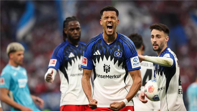 Durfte nur kurz über den Ausgleich jubeln: HSV-Torschütze Robert Glatzel (M.).