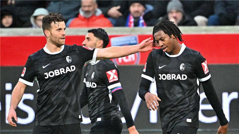 Durfte sich feiern lassen: Freiburgs Torschütze Johan Manzambi.