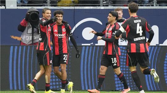 Durften endlich jubeln: Die Profis von Eintracht Frankfurt.
