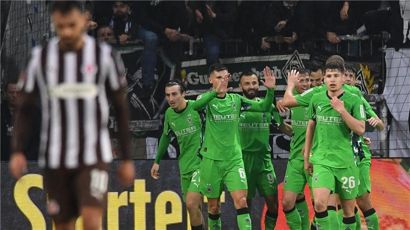 FC Bayern dominiert Topspiel - Gladbach gewinnt erstmals Durften endlich mal jubeln: Die Spieler von Borussia Mönchengladbach