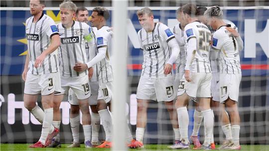 Durften in Paderborn jubeln: Die Profis der SV Elversberg.