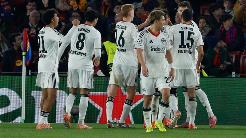 Frankfurt verpasst Überraschung in Barcelona: „Sehr bitter“ Durften vor der Pause jubeln: Die Profis von Eintracht Frankfurt.