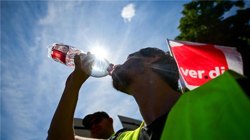 Durst im Streik: Mann trinkt bei Sommerhitze während des bundesweiten ver.di-Warnstreiks