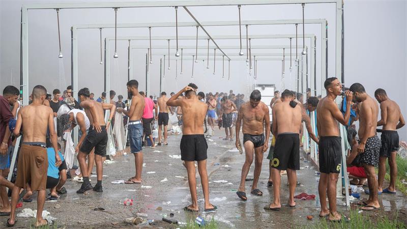 Duschen am Trampolin Beach - Migranten in Ceuta