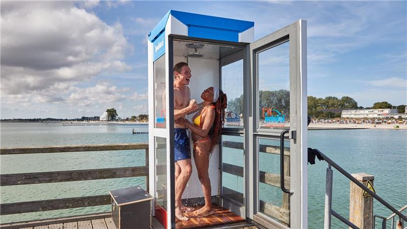 Duschen in einer ausgemusterten Telefonzelle - in Großenbrode in Schleswig-Holstein ist das möglich. (Archivbild)