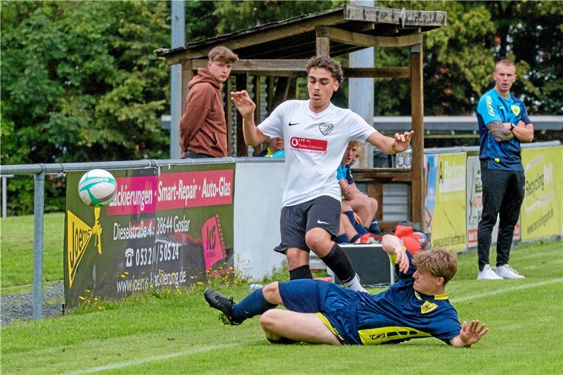 Harter Landesliga-Einstieg für die B-Junioren der JSG Goslar Dustin Häßler von der JSG Goslar grätscht vor dem heraneilenden Arminen Mohammed Ibrahim den Ball weg. Kämpferisch haben sich die Landesliga-B-Junioren aus dem Harz nichts vorzuwerfen, der Sieg geht aber mit 4:1 an Vechelde. Foto: Drechsler