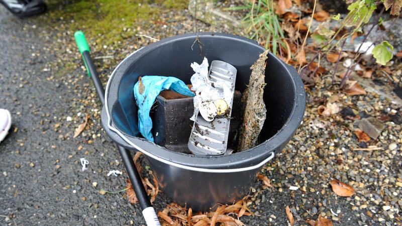 Dutzende Eimer werden mit Müll gefüllt.