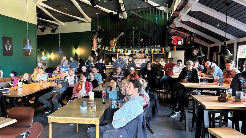 700 Menschen jubeln in Goslar: Deutschland steht im Achtelfinale Dutzende Fans verfolgen das Länderspiel gegen Ungarn in der Gaststätte des Kurgastzentrums „Drink’a’Bell“ in Braunlage.