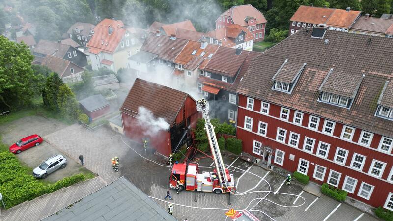 Feuer aus: Brand am Clausthaler Kronenplatz ist gelöscht Dutzende Feuerwehrleute sind am Clausthaler Kronenplatz im Einsatz, um einen Stall zu löschen.