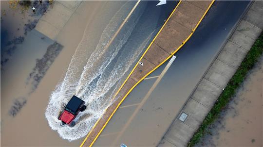 Dutzende Flüsse sind über die Ufer getreten, Straßen und Felder sind überschwemmt.