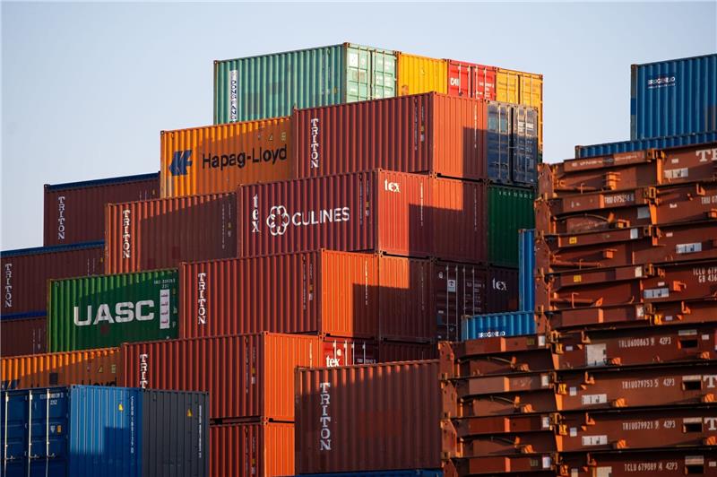 Europäische Hafenallianz will Drogenschmuggel bekämpfen Dutzende Frachtcontainer stehen aufgestapelt im Hamburger Hafen.