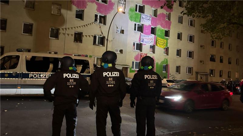 Polizeieinsatz wegen Räumung in Berlin beendet Dutzende Menschen wehren sich in Berlin-Mitte gegen die Räumung von teilweise besetzten Häusern.