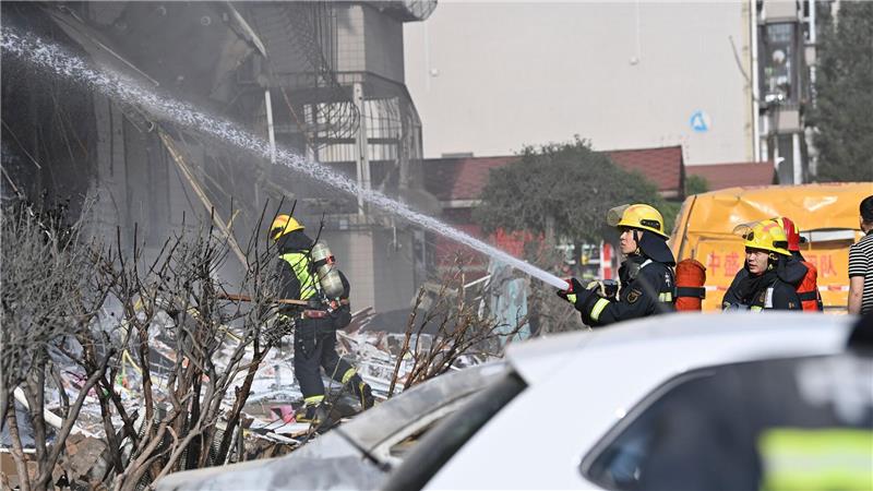 Nach tödlichem Restaurantbrand: Wohnhaus-Explosion in China Dutzende Rettungskräfte eilten nach der Explosion zu dem Brand in Taiyuan.