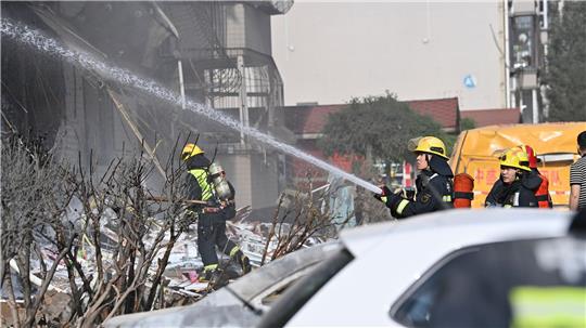 Dutzende Rettungskräfte eilten nach der Explosion zu dem Brand in Taiyuan. 