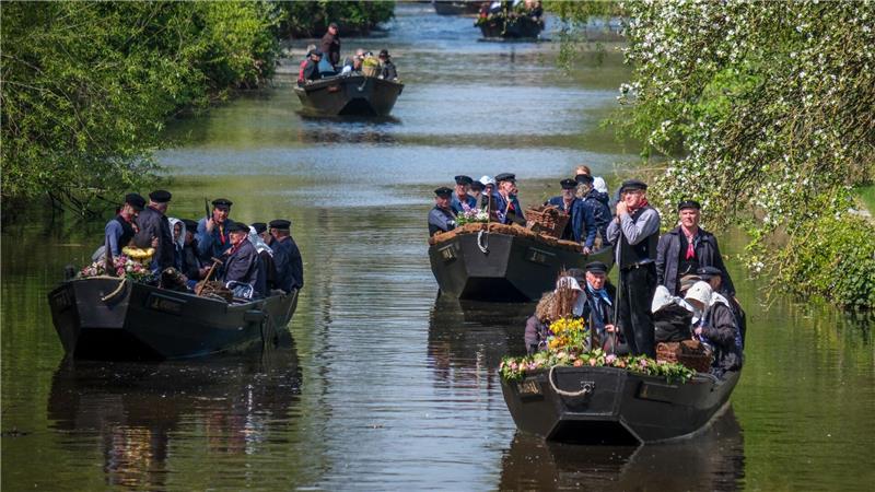 Dutzende Torfkähne haben Kurs auf Bremen genommen. 