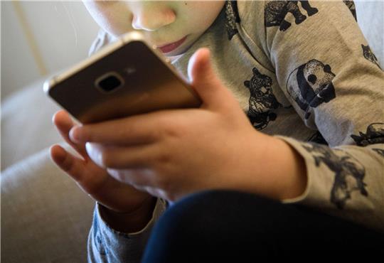 Dutzende US-Bundesstaaten werfen Meta unter anderem vor, das Geschäftsmodell der Plattformen sei darauf ausgerichtet, dass Kinder und Jugendliche mehr Zeit auf der Plattform verbringen.