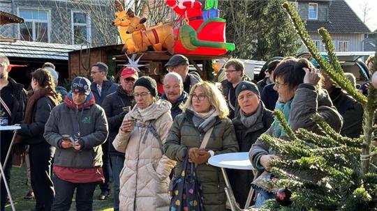 Dutzende von Besuchern kommen zur Eröffnung der Weihnachtsschicht, die in diesem Jahr wieder ein bisschen größer geworden ist.