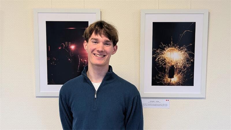 Dylan Menke vor seinen Bildern