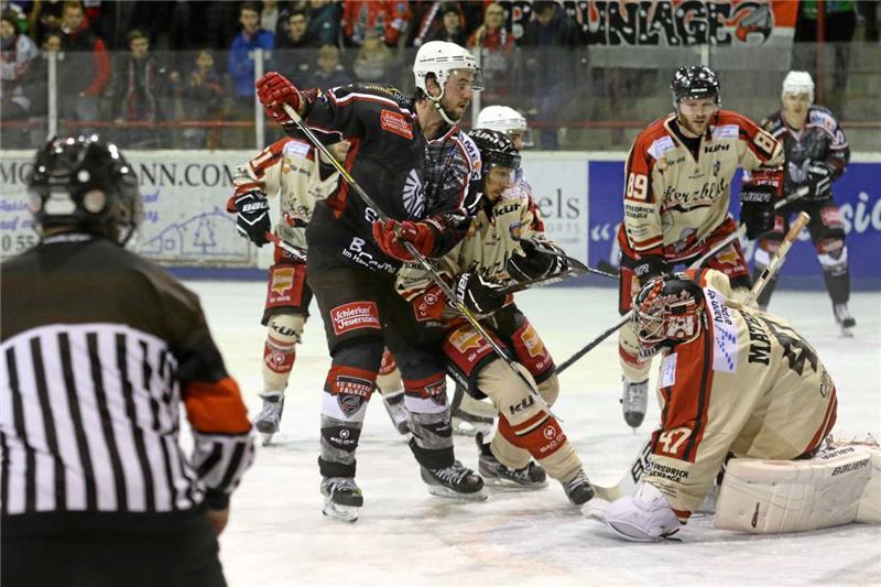 Dylan Quaile, Torschütze zum 4:3, wird im letzten Moment abgeblockt, Scorpions-Torwart Christoph Mathis bekommt noch die Hand auf den Puck. Foto: Bein