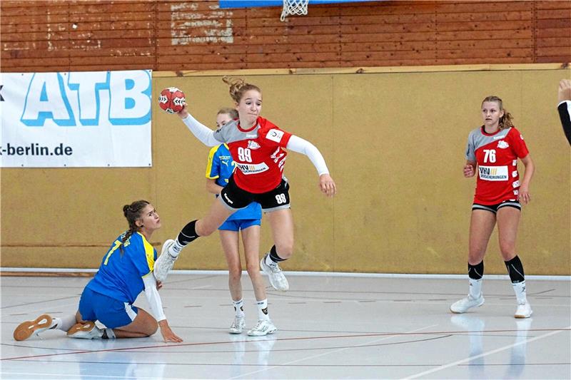 Nieke Kühne: Der Traum vom Handballprofi lebt Dynamisch: Nieke Kühne im Trikot des TV Hannover-Badenstedt. Im Sommer geht es für die Seesenerin in das Internat von Bundesligist HSG Blomberg-Lippe. Fotos: Privat