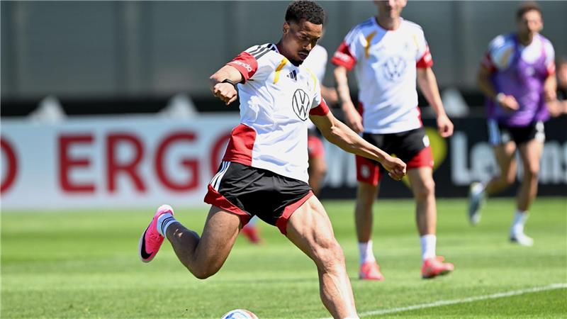 Dynamisch und sehr präsent: Felix Nmecha beim Torschuss.