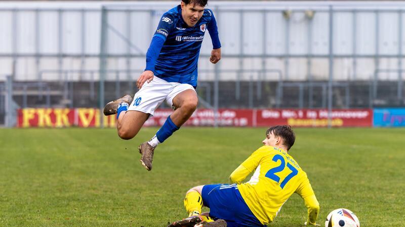 Der Goslarer Henrik Möker springt den am Boden liegenden Salzdahlumer Kai Schermer.  