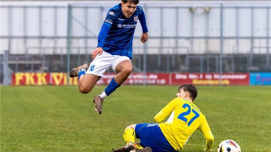 Der Goslarer Henrik Möker springt den am Boden liegenden Salzdahlumer Kai Schermer.  