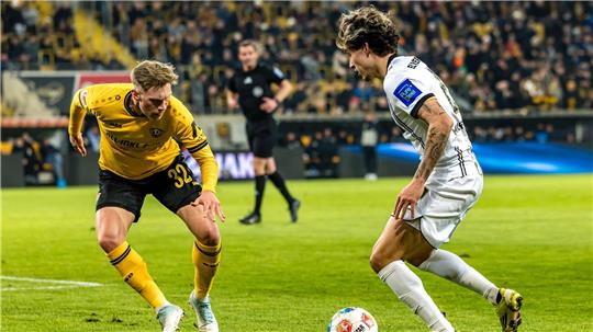 Dynamos Jonas Sterner (l) im Duell mit dem Elversberger Torschützen Nicholas Mickelson.