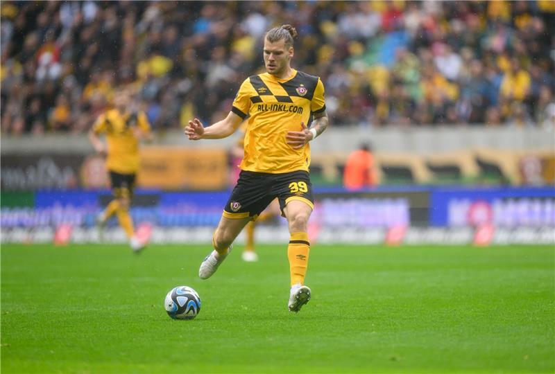 Braunschweig holt Ehlers aus Dresden Dynamos Kevin Ehlers spielt den Ball.