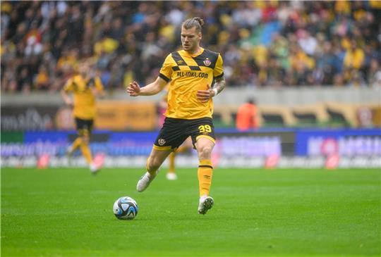 Dynamos Kevin Ehlers spielt den Ball.