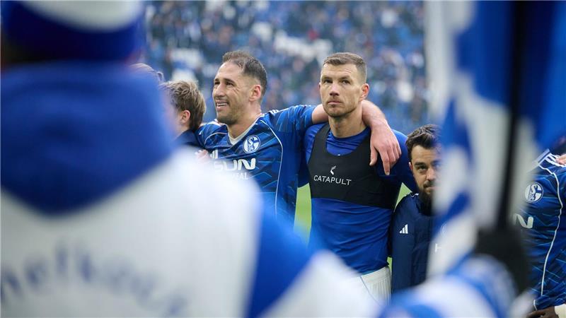 Dzeko (r) ist nun auch spielerisch auf Schalke angekommen.