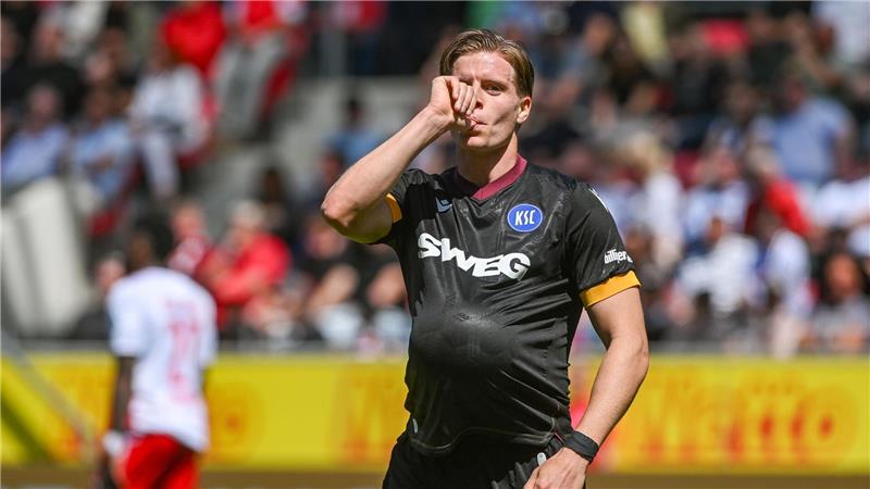 Vier Tore im Sommerkick zwischen Regensburg und Karlsruhe Dzenis Burnic macht den Babyjubel.