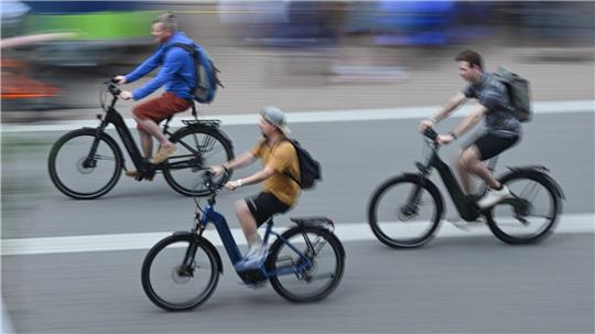 E-Bikes dominieren den deutschen Fahrradmarkt, doch die Preise fallen. (Archivbild)