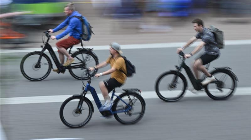 Ohne Motor geht nichts: E-Bikes sollen Fahrradbranche retten E-Bikes holen schnell auf: Schon 18 Prozent der Fahrräder in Deutschland haben einen Motor. (Archivbild)