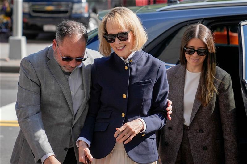 Vergewaltigungsvorwurf gegen Trump: Prozessabbruch abgelehnt E. Jean Carroll (M), ehemalige Ratgeberkolumnistin, trifft vor dem Bundesgericht in Manhattan ein. Ein Zivilprozess wegen eines Vergewaltigungsvorwurfs gegen Donald Trump hat in Abwesenheit des früheren US-Präsidenten begonnen.