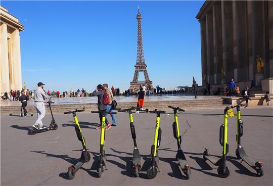 E-Scooter auf der Place du Trocadero.