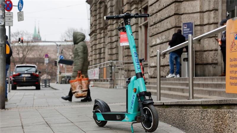 E-Scooter erfreuen sich wachsender Beliebtheit (wie hier am Nürnberger Hauptbahnhof). In Goslar kann man sie aber noch nicht mieten.