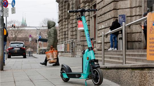 E-Scooter erfreuen sich wachsender Beliebtheit (wie hier am Nürnberger Hauptbahnhof). In Goslar kann man sie aber noch nicht mieten.