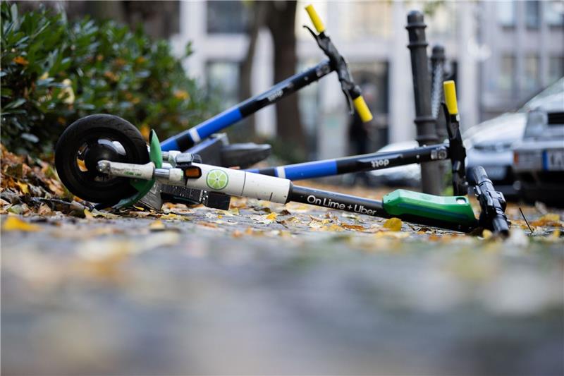 Abstellchaos bei E-Scootern - ein Ende in Sicht? E-Scooter liegen auf einem Gehweg und versperren den Weg.