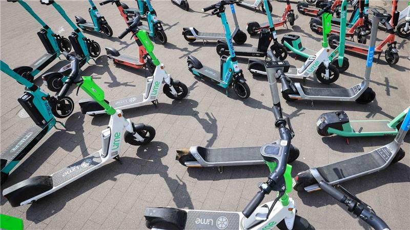 E-Scooter spalten die Gemüter: Die einen nervt es, dass sie auf dem Gehweg herumstehen – die anderen finden sie ungemein praktisch, um schnell voranzukommen.