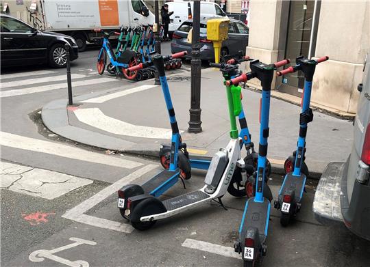 E-Scooter wurden in Paris zum Streitthema, weil sie oft Gehwege blockierten und die Verkehrssicherheit in Gefahr geriet.