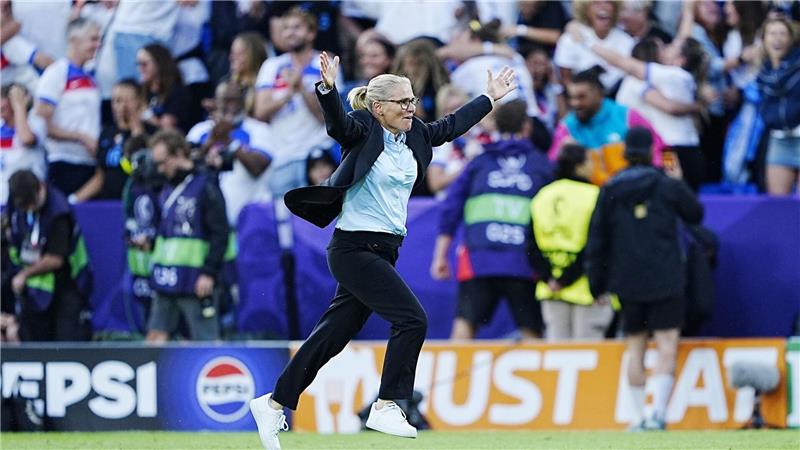 Im Elfmeterschießen: England gewinnt EM-Finale gegen Spanien EM-Hattrick perfekt: Sarina Wiegman.