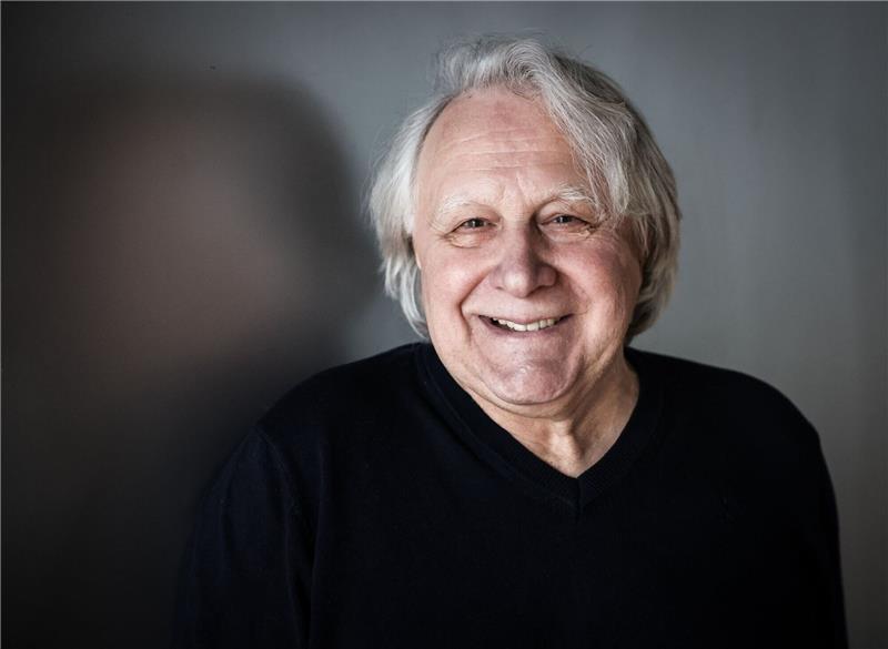Peter Urbans Lieblings-ESC-Lied: von The Common Linnets ESC-Kommentator Peter Urban, Journalist und Radio-Kommentator, lächelt bei einem Fototermin.