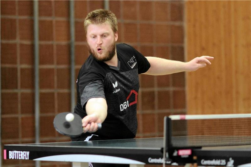 ESV-Spieler Julian Fischer erwischt einen starken Tag und gewinnt seine beiden Einzel gegen den MTV Wolfenbüttel. Damit legt er den Grundstein für den deutlichen 9:1-Sieg. Foto: GZ-Archiv