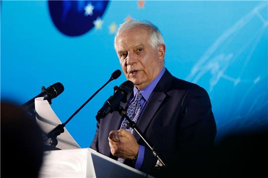 EU-Außenbeauftragter Josep Borrell spricht nach dem Treffen zwischen Spitzenvertretern Serbiens und des Kosovos mit Journalisten.